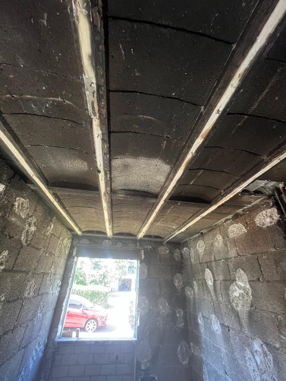 Brandschaden Vorher – Verrußte Decke