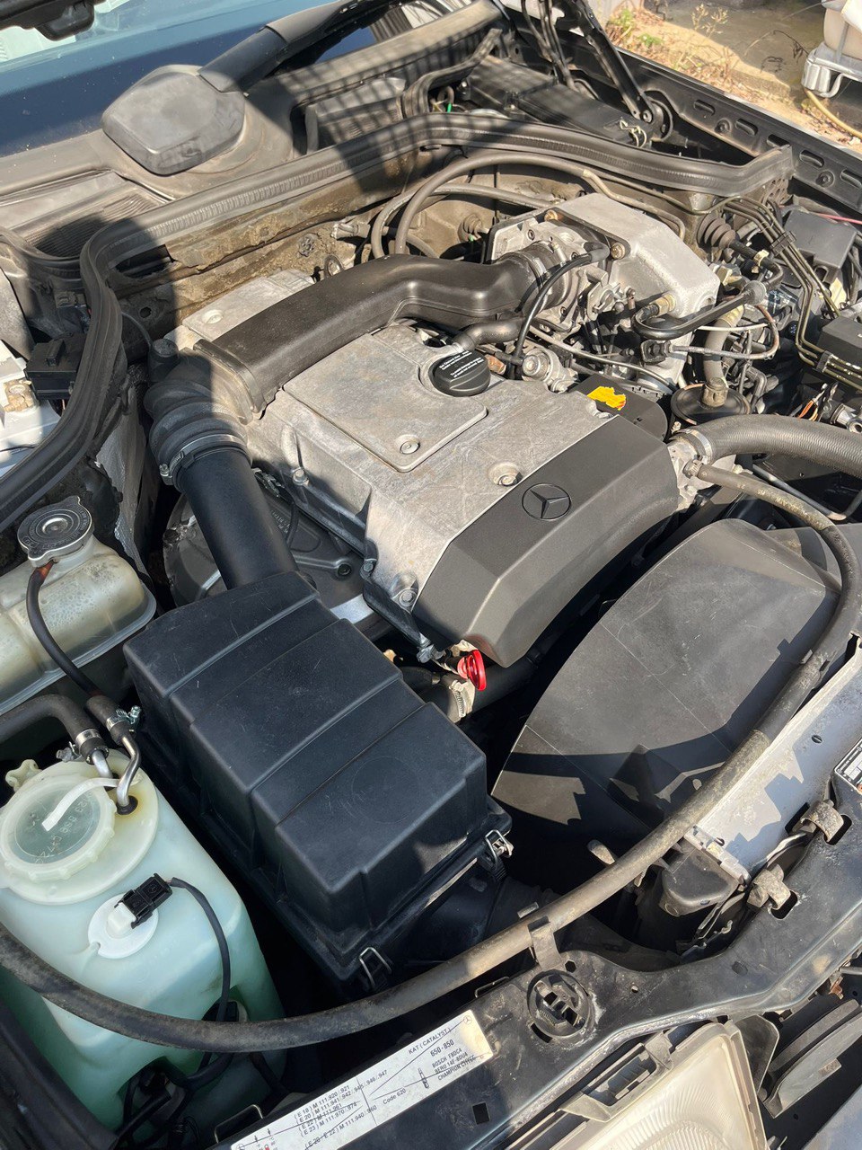 Mercedes Motorraum nach Trockeneisstrahlen – sauber und bereit – Strahlkraft Langen