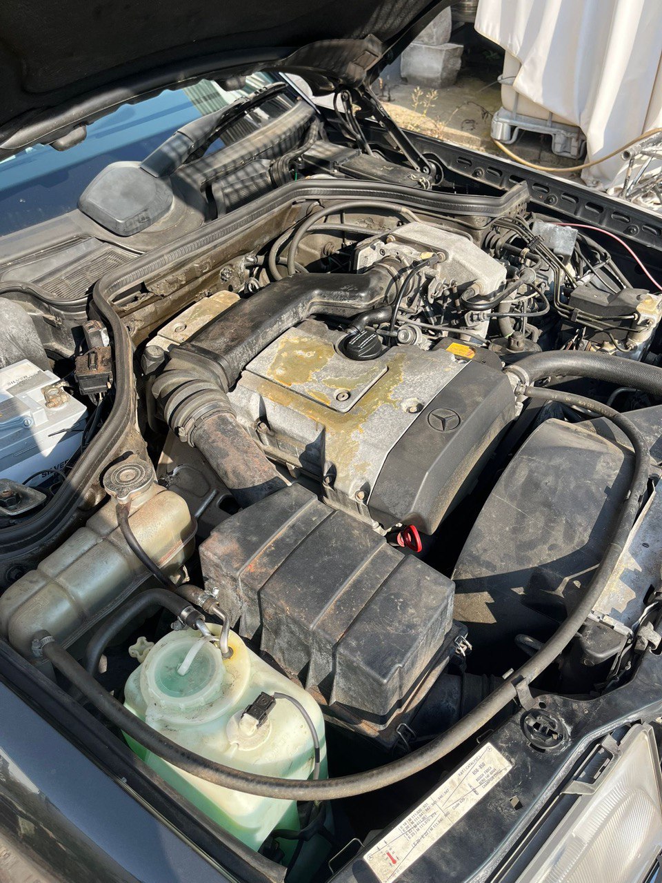 Mercedes Motorraum vor Trockeneisstrahlen – Strahlkraft Langen