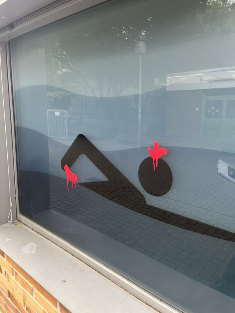 Schaufenster Graffiti - Vorher | Strahlkraft Langen