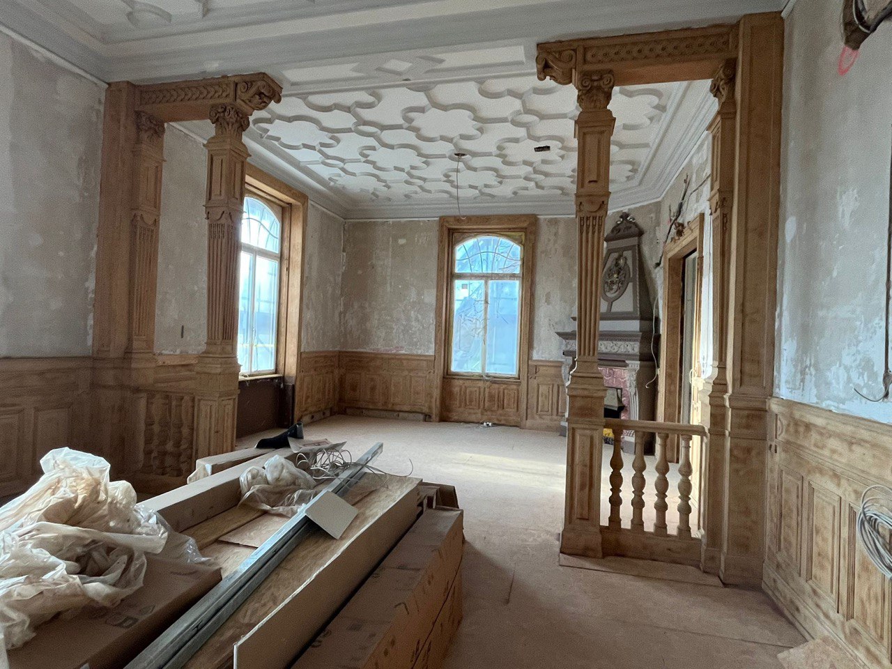 Prunksaal Holzsäulen Villa Meister – Restaurierung und Denkmalschutz Sandstrahlen