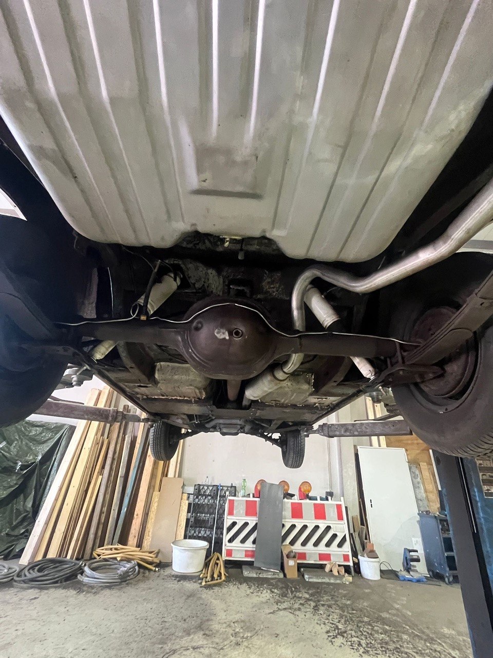 Ford Mustang Unterboden Nachher – sauber gestrahlt, blankes Metall | Strahlkraft Langen