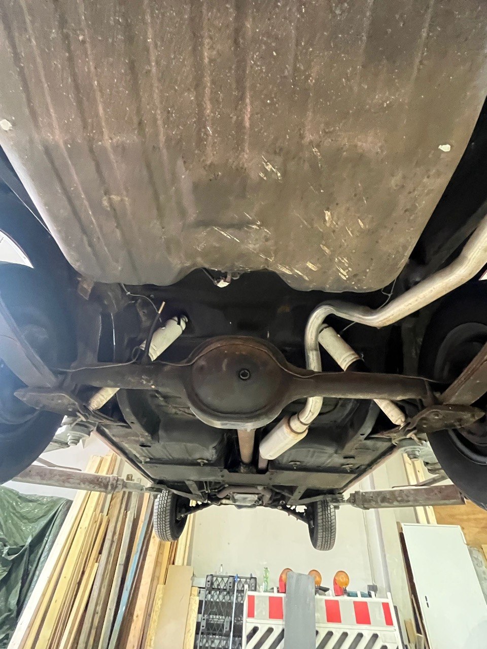 Ford Mustang Unterboden Vorher – Rost und alter Unterbodenschutz | Strahlkraft Langen