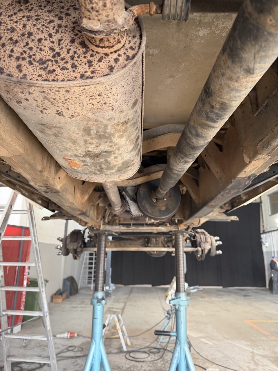 Unterboden Oldtimer aufgebockt vor Trockeneisstrahlen – Auspuff, Achse und Karosserie verrostet | Strahlkraft Langen