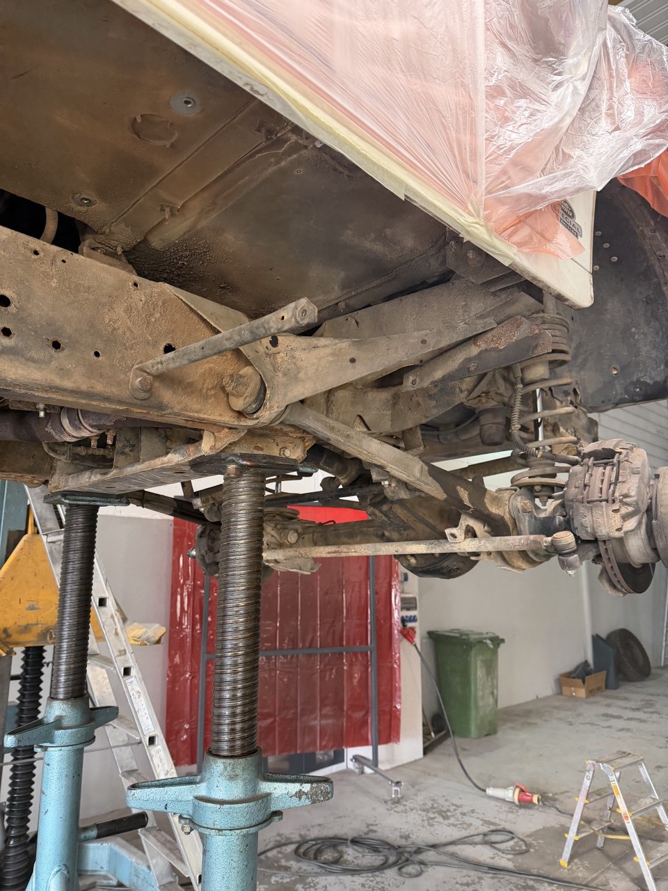 Fahrwerk und Unterboden vor Trockeneisstrahlen – Rost an Querlenker und Bremssattel | Strahlkraft Langen