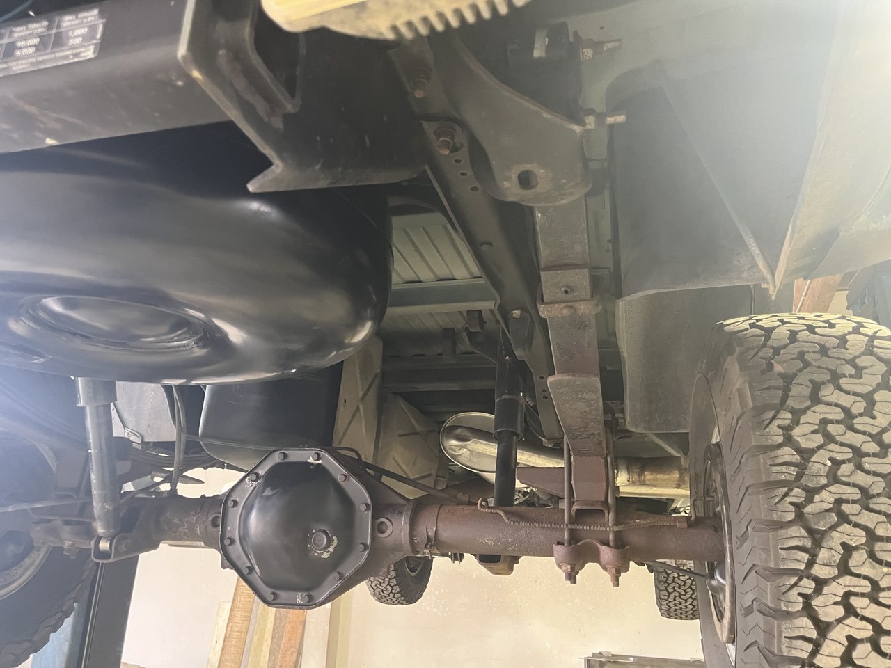 Unterboden Geländewagen nach Trockeneisstrahlen – Differential und Karosserie gereinigt | Strahlkraft Langen