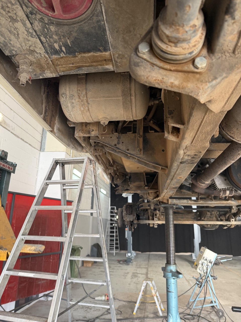 Unterboden Oldtimer vor Trockeneisstrahlen – Rost und Schmutz | Strahlkraft Langen