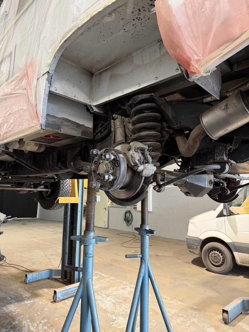 Radaufhängung und Bremse nach Trockeneisstrahlen – sauberes Metall, kein Rost | Strahlkraft Langen