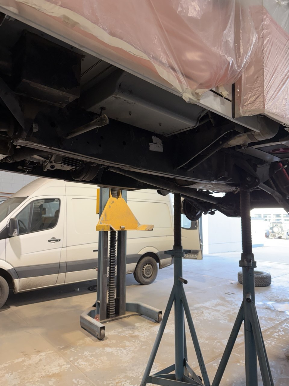 Unterboden nach Trockeneisstrahlen – vollständig gereinigt, blankes Metall | Strahlkraft Langen